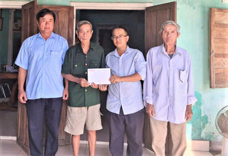 Báo Đại đoàn kết trao tiền bạn đọc hỗ trợ nữ sinh mắc bệnh nan y