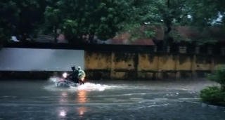 Mưa lớn, trường học ở Hà Nội tiếp tục cho học sinh nghỉ học trực tiếp