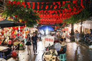 Phố Hàng Mã vắng lặng giữa đêm Trung thu