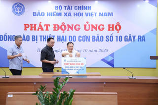 Ngành Bảo hiểm xã hội chung tay ủng hộ đồng bào vùng bão lũ
