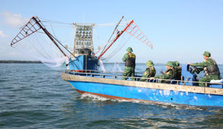 Quảng Ninh “chạy đua” với bão