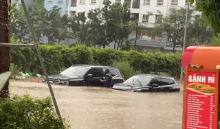 Hà Nội mưa kéo dài, đường phố mênh mông nước