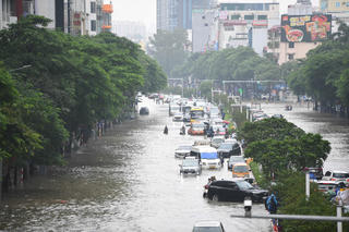 Nhiều tuyến phố Hà Nội thành 'sông', phương tiện phải 'quay đầu'