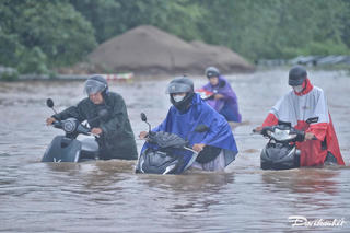 Ảnh hưởng hoàn lưu bão số 11, Hà Nội ngập sâu trên nhiều tuyến phố 