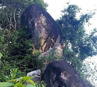 Quảng Ngãi: Nguy cơ khối đá nặng hàng chục tấn đổ sập, uy hiếp khu dân cư