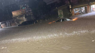 Thái Nguyên: Đường phố biến thành sông, ô tô chìm nghỉm trong nước