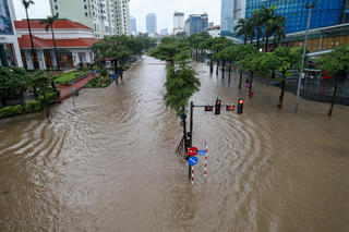 Hà Nội: Vì sao chống ngập mãi vẫn ngập?