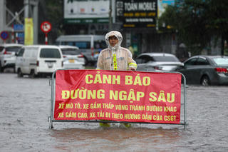 Người Hà Nội lại vật lộn với tình trạng ngập sâu trên nhiều tuyến phố