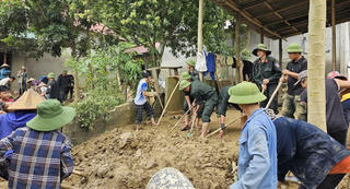 Gồng mình dọn dẹp sau lũ