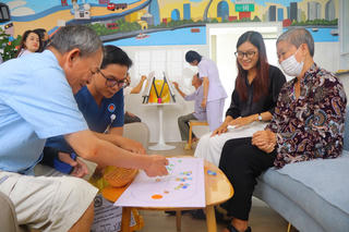 Viện dưỡng lão - mô hình nào phù hợp? - Bài cuối: Dung hòa giữa chăm sóc chuyên nghiệp và sự gắn kết gia đình