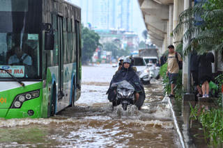 Ảnh hưởng hoàn lưu bão số 11, lượng mưa ở Hà Nội có nơi gần 350 mm