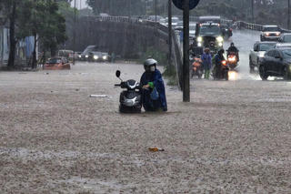 Mưa xối xả kéo dài, 66 tuyến phố Hà Nội lại ngập trong biển nước