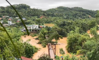 Nước lũ cuốn gãy cầu treo, 50 hộ dân ở Cao Bằng bị cô lập
