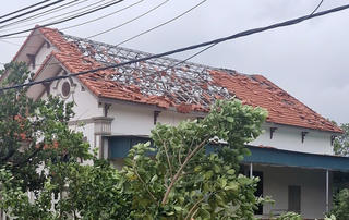 Hải Phòng: Lốc xoáy lúc rạng sáng làm tốc mái nhà dân