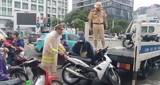 Công an Hà Nội kịp thời phát hiện sự cố dò điện tại khu vực ngập nước