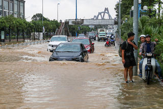 Hà Nội: Nước vừa rút, đường Võ Chí Công lại ngập sâu do hoàn lưu bão 