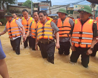 Thủ tướng: Bảo đảm an toàn tính mạng cho người dân là trên hết, trước hết