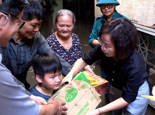 Lãnh đạo MTTQ TP. Hà Nội thăm, động viên người dân bị ảnh hưởng bởi mưa bão