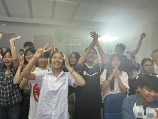 Đà Nẵng: Khán giả trẻ “bùng nổ” với nhóm nhạc Pháp Zélie