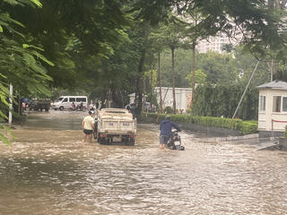 Sáng 8/10, Hà Nội đã ngớt mưa, nhiều tuyến phố vẫn còn ngập sâu