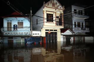 Nước lũ dâng cao gây ngập sâu, cô lập nhiều khu vực tại Lạng Sơn