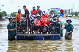 Lực lượng Dân quân tự vệ dùng phà tự chế đưa người dân qua khu vực ngập cầu Ngà 