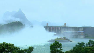 Tối 9/10: Thủy điện Tuyên Quang mở thêm một cửa xả đáy