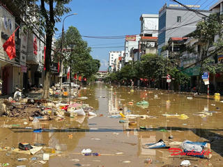 Sau lũ, người dân Thái Nguyên đối mặt với bùn đất, rác thải 
