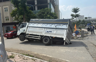 Hà Nội: Xe tải đang lưu thông bị sụt hố sâu trên đường