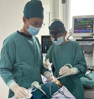 Đà Nẵng: Phẫu thuật thành công cho bệnh nhân u xương trán 