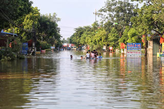 Nước sông Cầu dâng cao, hơn 14.000 người ở xã ngoại thành Hà Nội bị cô lập