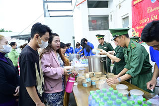 Ấm lòng nồi cháo nghĩa tình biên giới