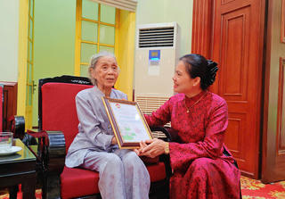 Bà cụ 95 tuổi đội nắng mang tấm lòng đến với đồng bào vùng bão lũ