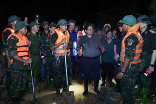 Thường trực Chính phủ chỉ đạo khẩn trương tiếp cận các khu bị chia cắt, những người đang thiếu thốn