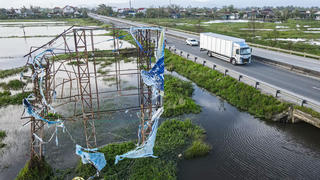 Hà Tĩnh: Khi những tấm biển quảng cáo thành… phế tích giữa trời