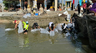 Gia Lai: Thả 10.000 con cá chẽm giống tái tạo nguồn lợi thủy sản