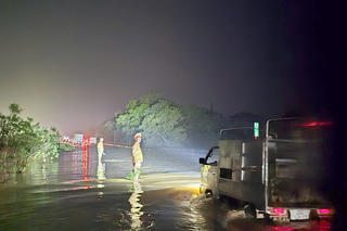 Nước lũ tràn lên cao tốc Hà Nội - Thái Nguyên nước ngập sâu, các phương tiện cần chú ý