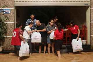 Hơn 5,7 tỷ đồng cứu trợ khẩn cấp người dân 10 tỉnh bị ảnh hưởng bởi bão lũ