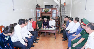 Tổng Bí thư Tô Lâm thăm, tặng quà Mẹ Việt Nam Anh hùng tại Nghệ An