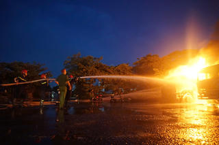 Đà Nẵng:  Cháy lớn tại bãi xe phía sau cửa hàng xăng dầu