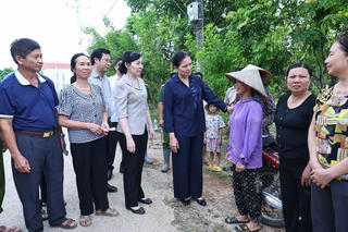 Phó Chủ tịch UBTƯ MTTQ Việt Nam Hà Thị Nga thăm hỏi, chia sẻ cùng người dân xã Kép (Bắc Ninh)