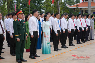 Dâng hương tưởng niệm các anh hùng liệt sĩ trước thềm Đại hội Đảng bộ TP Hồ Chí Minh