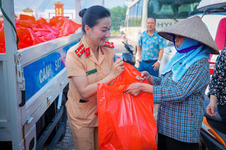 Cảnh sát giao thông trao quà, hỗ trợ dọn dẹp nhà cửa cho người dân vùng ngập ngoại thành Hà Nội