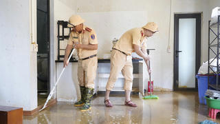 Cán bộ chiến sĩ Công an TP Hà Nội giúp người dân sau bão, lũ