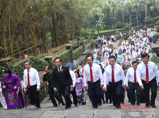 TPHCM: Bí thư Trần Lưu Quang dâng hương tại Đền tưởng niệm các Vua Hùng