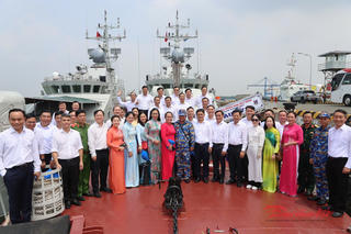 Đoàn đại biểu dự Đại hội đại biểu Đảng bộ TP Hồ Chí Minh thăm và làm việc tại Vùng 2 Hải quân