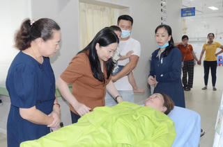 Phó Chủ tịch UBND tỉnh Lào Cai thăm hỏi các nạn nhân vụ xe khách mất lái trên tỉnh lộ 172