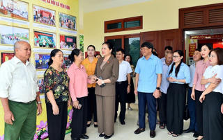 Phó Chủ tịch Ủy ban Trung ương MTTQ Việt Nam Hà Thị Nga tiếp xúc cử tri tại Tuyên Quang