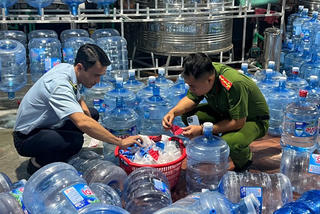 Cận cảnh xưởng sản xuất nước Lavie giả bị Công an Hà Nội triệt phá