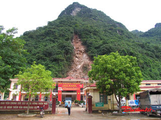 Thái Nguyên: Di dời khẩn cấp trụ sở làm việc của một xã do sạt lở đá